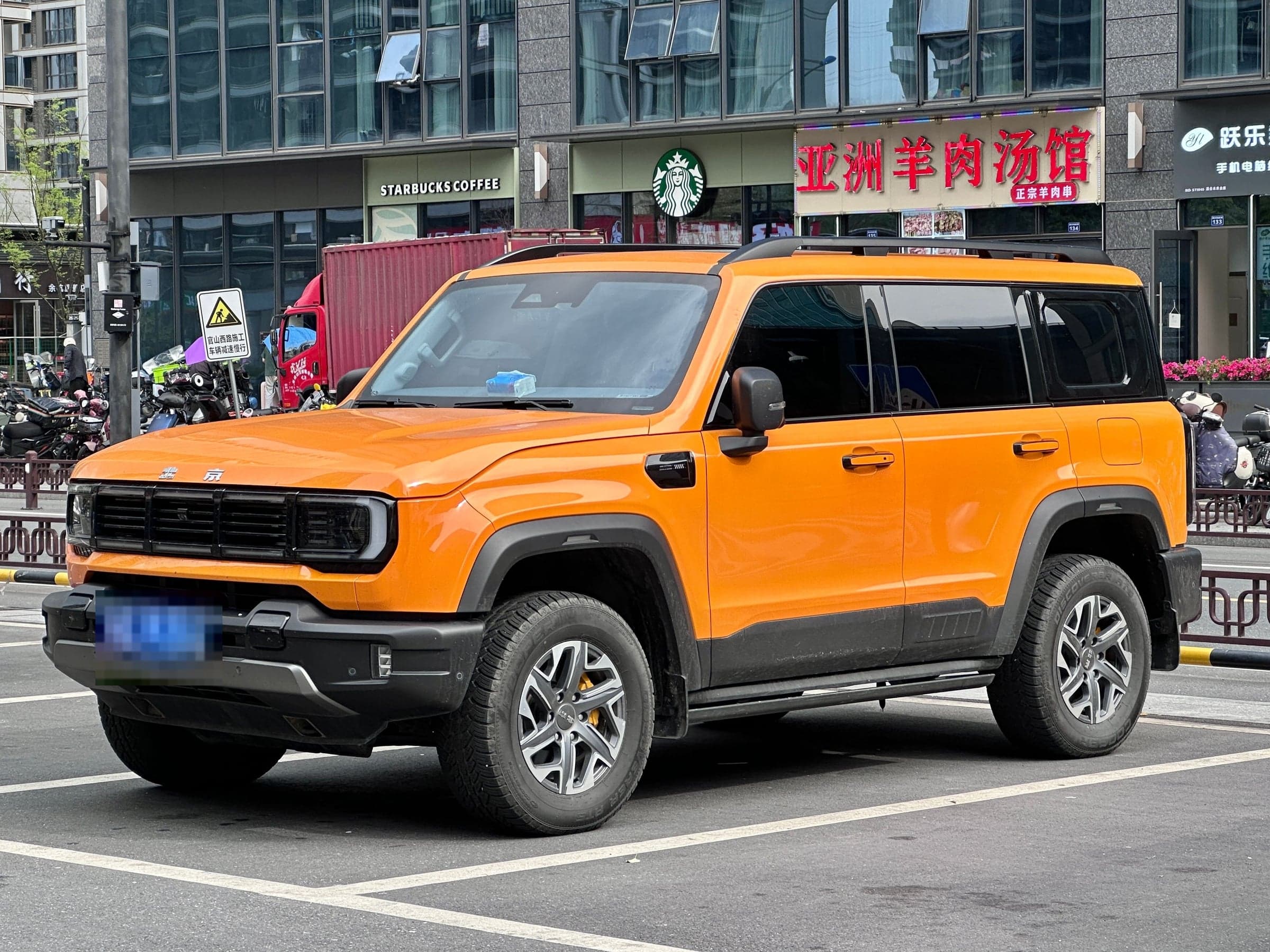 BAIC BJ40 — вид спереди-сбоку (фото модели)