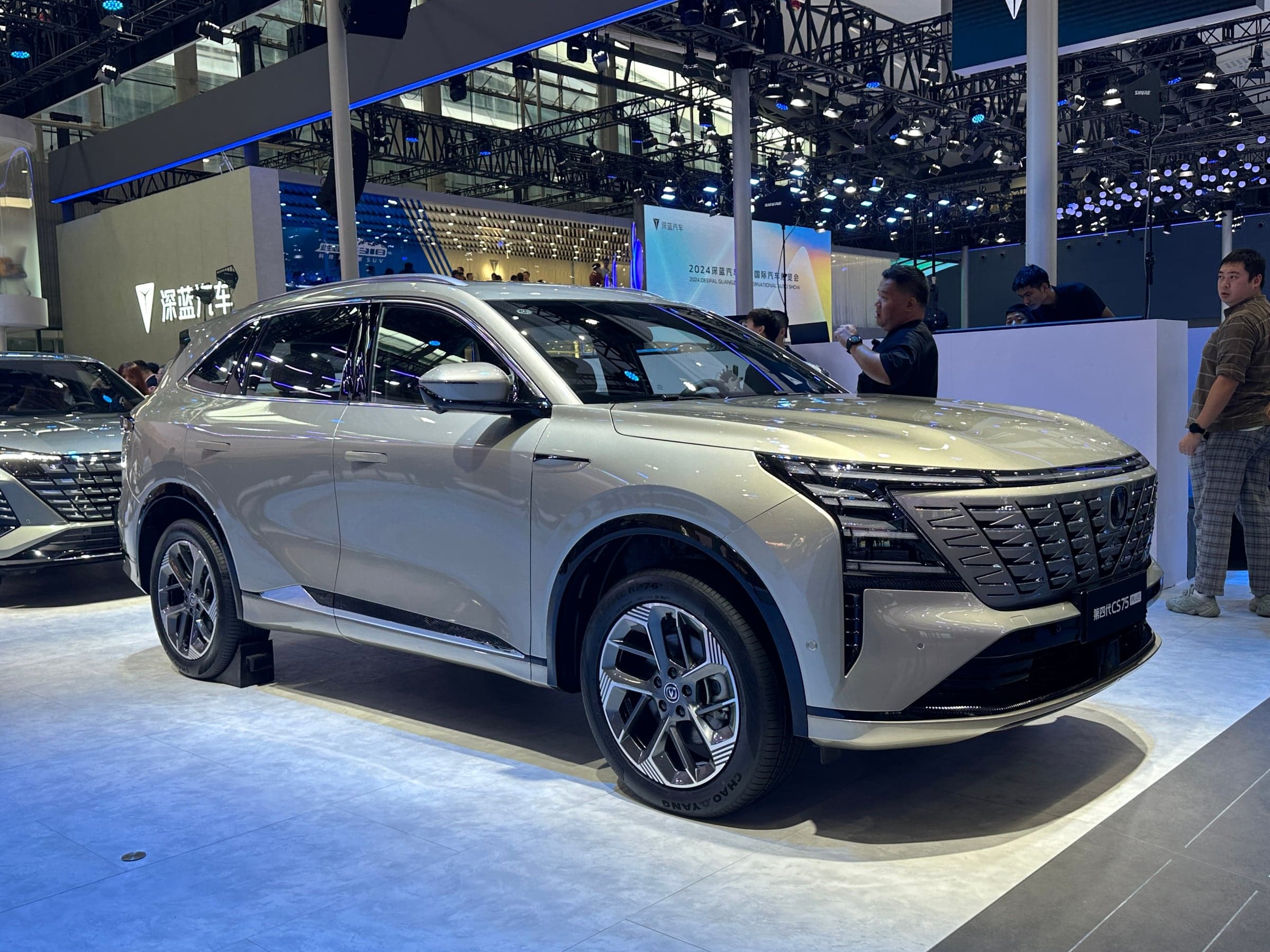 Changan CS75 Plus — вид спереди-сбоку (фото модели)
