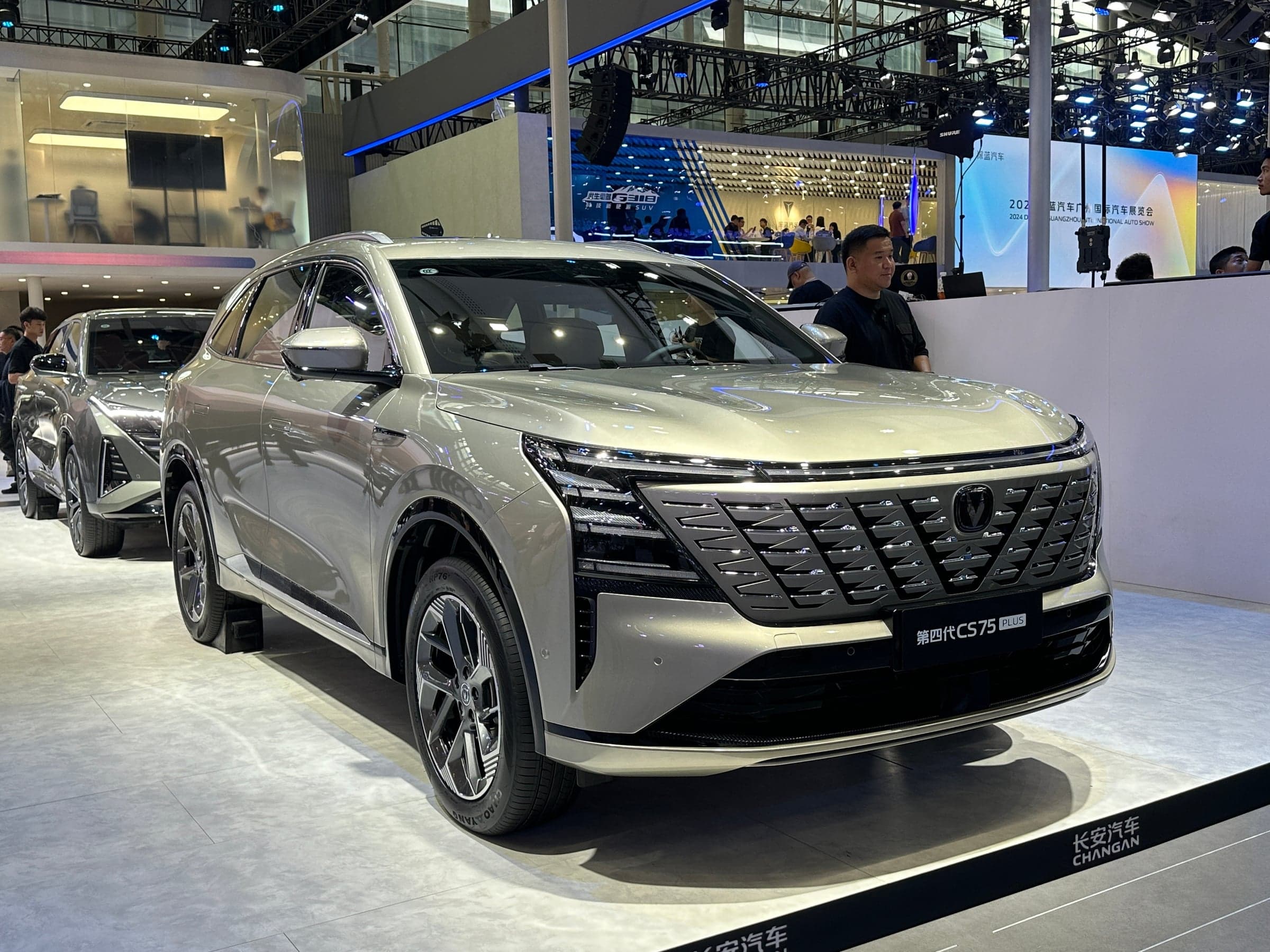 Changan CS75 Plus — вид спереди-сбоку (фото модели)