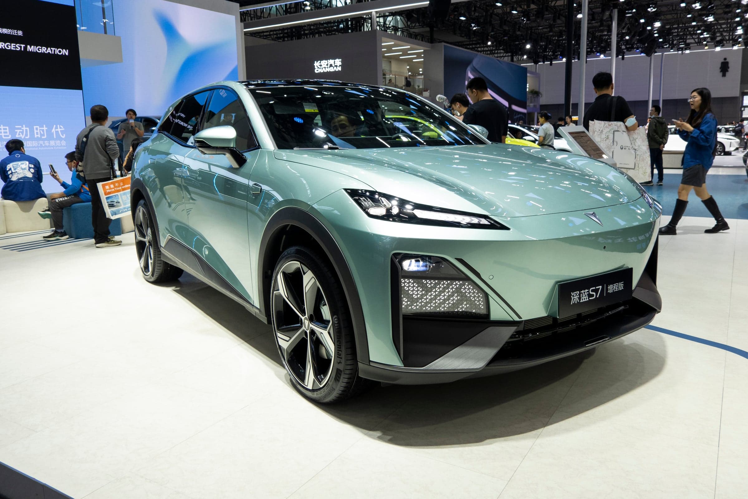 Changan Deepal S07 — вид спереди-сбоку (фото модели)