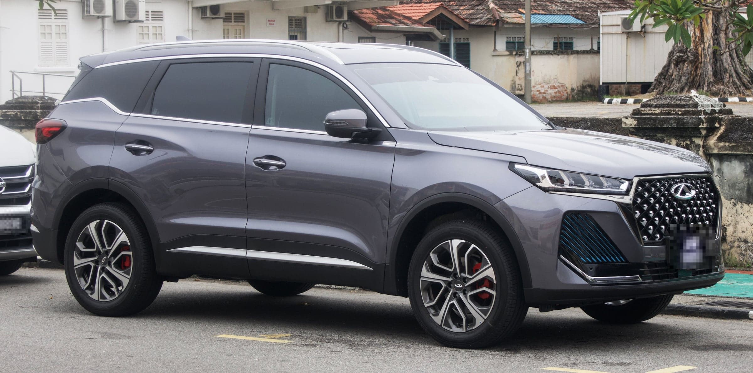 Chery Tiggo 7 Plus — вид спереди-сбоку (фото модели)
