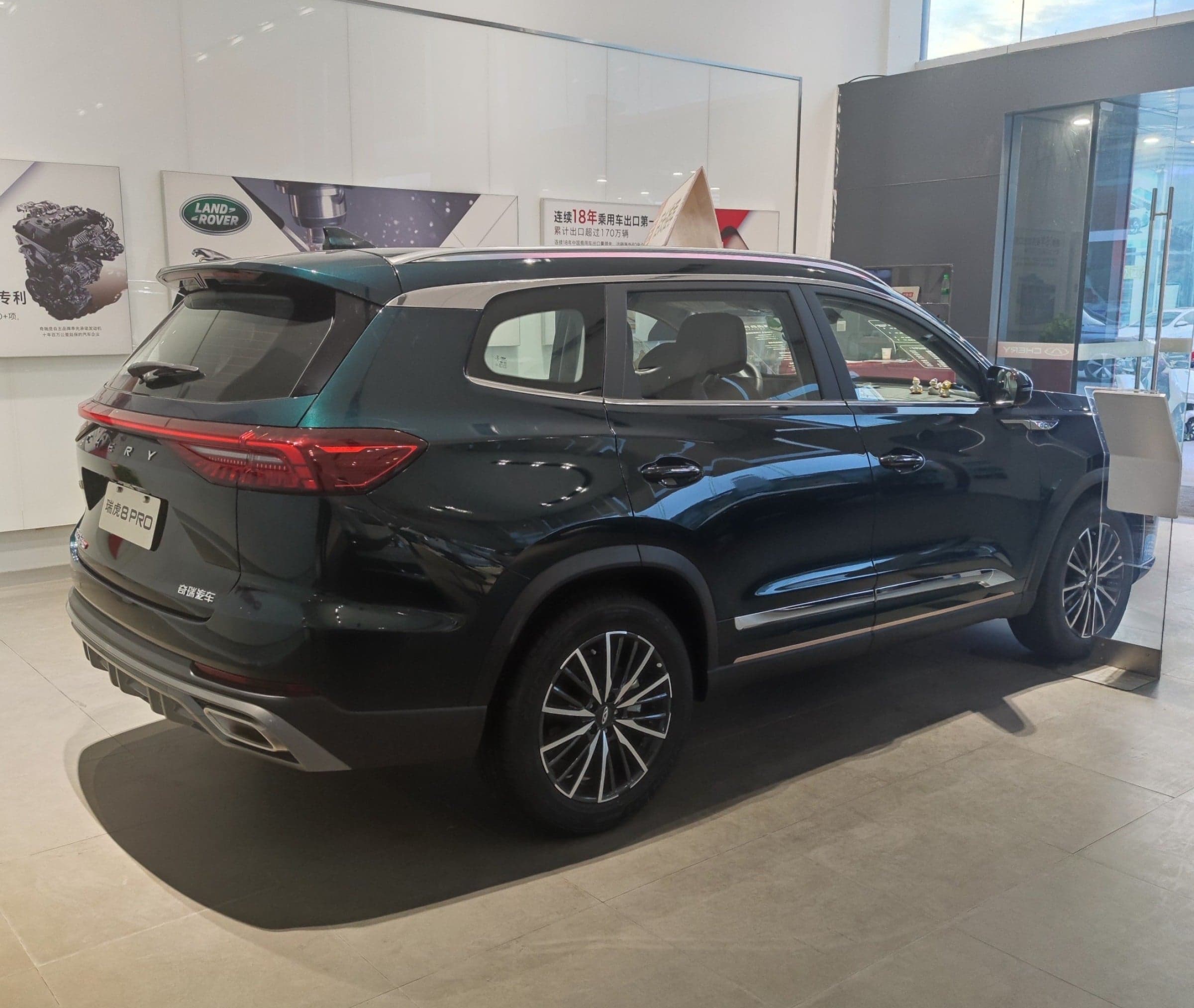Chery Tiggo 8 Pro Max — вид сзади-сбоку (фото модели)