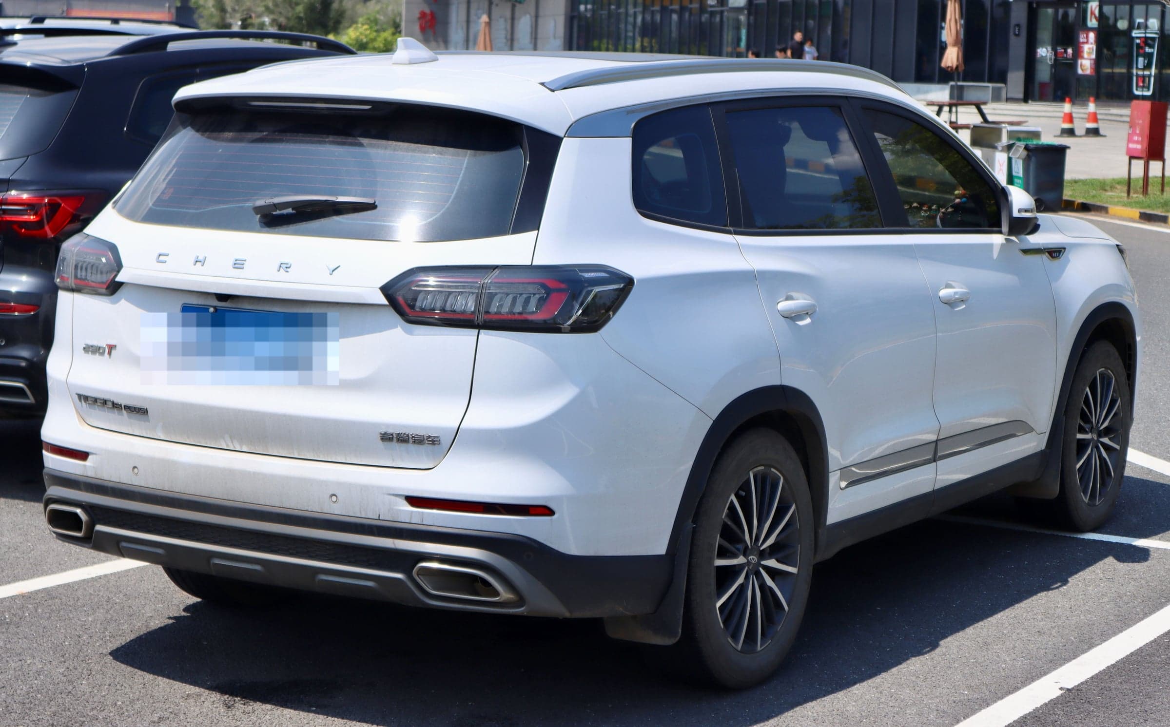 Chery Tiggo 8 Pro Max — вид сзади-сбоку (фото модели)