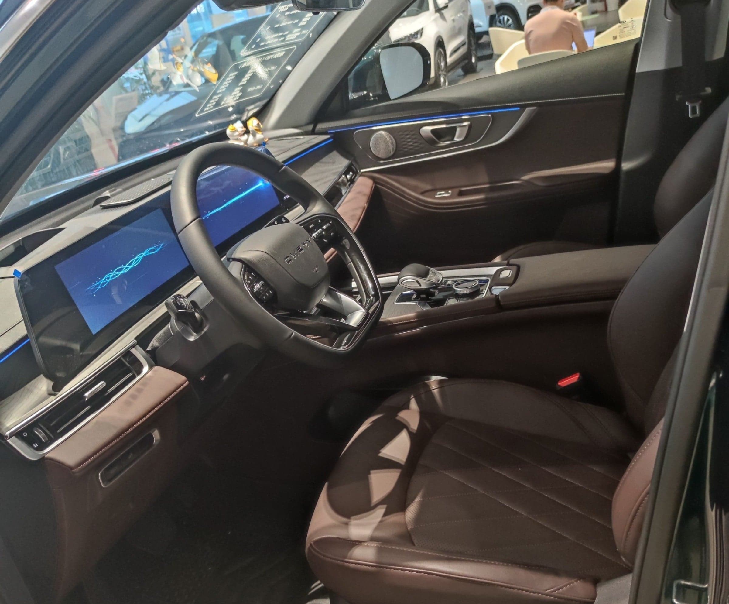 Chery Tiggo 8 Pro Max — передние сиденья (фото модели)