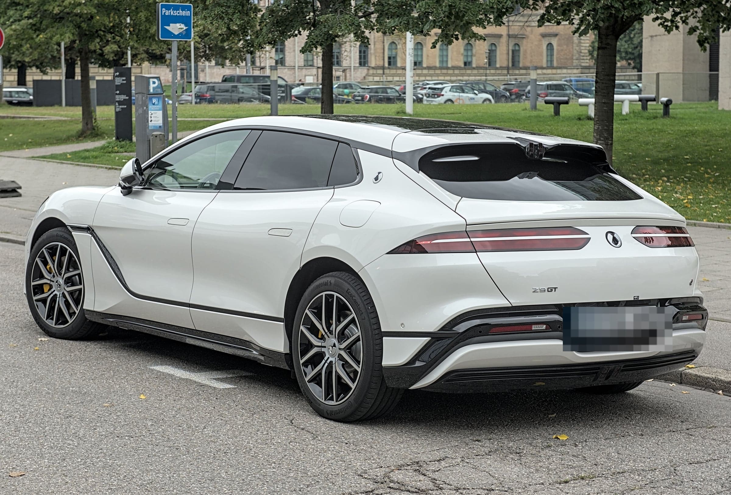 Denza Z9 GT — вид сзади-сбоку (фото модели)