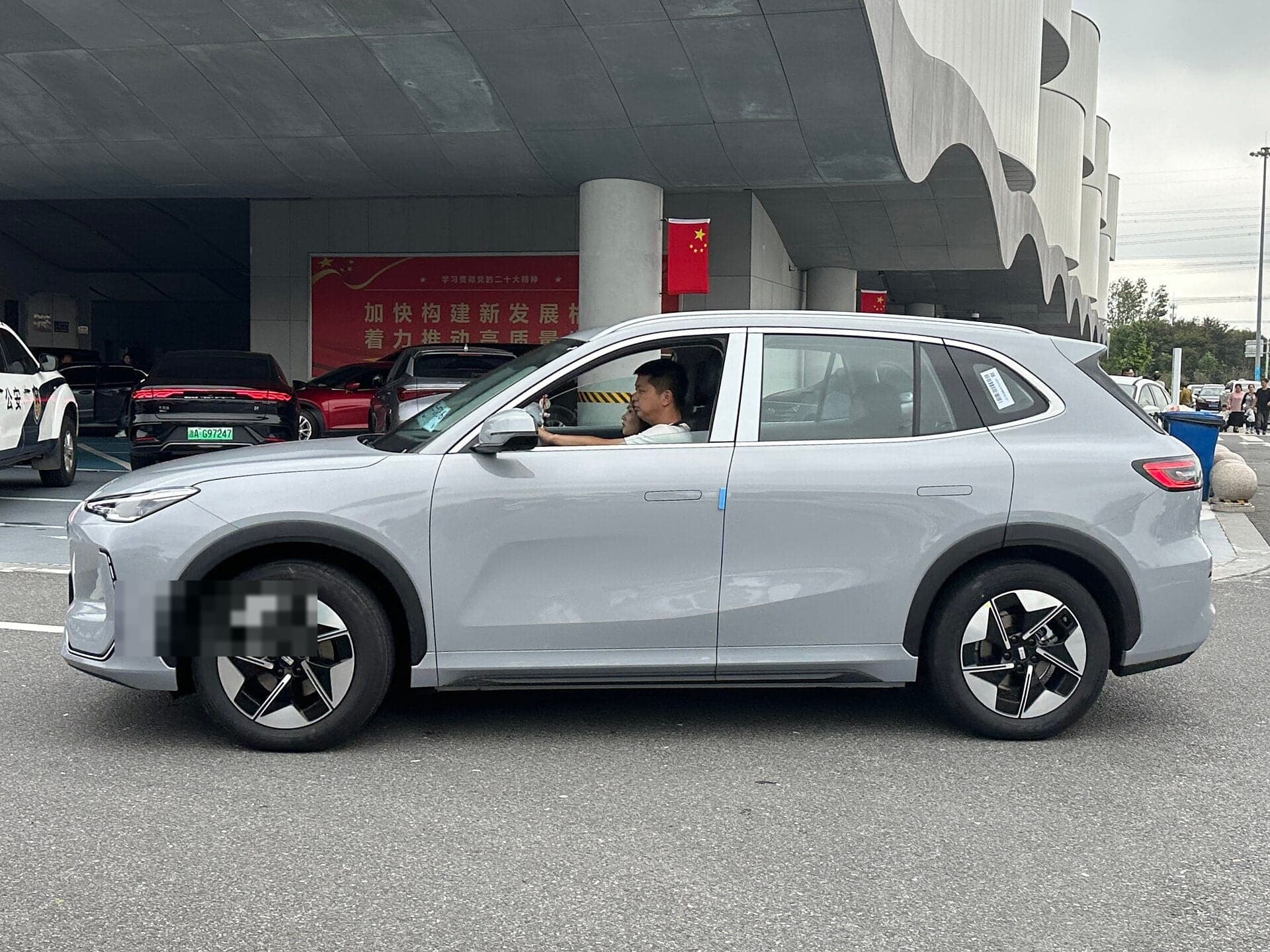 Geely Galaxy E5 — вид сбоку (фото модели)