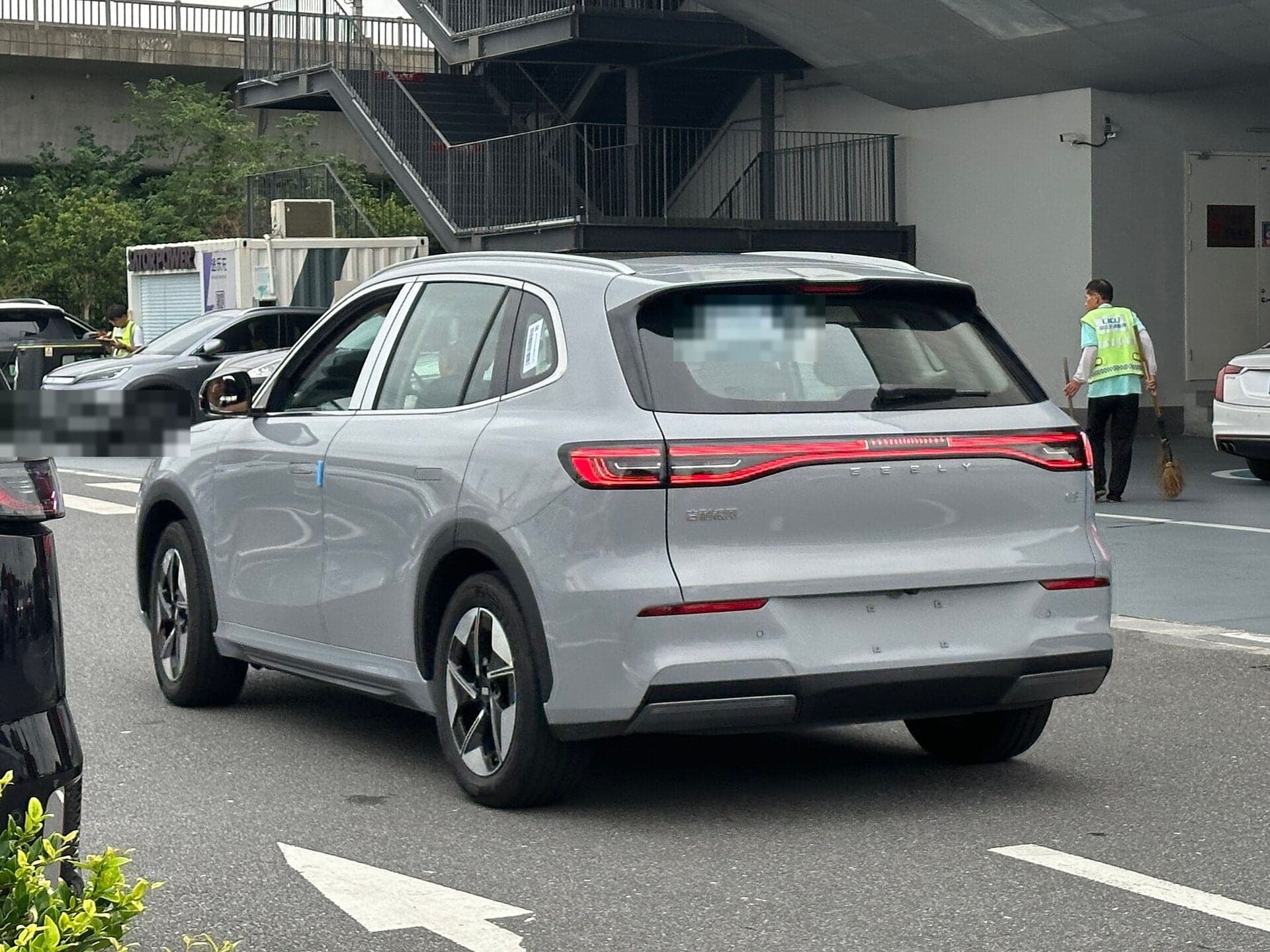 Geely Galaxy E5 — вид сзади-сбоку (фото модели)