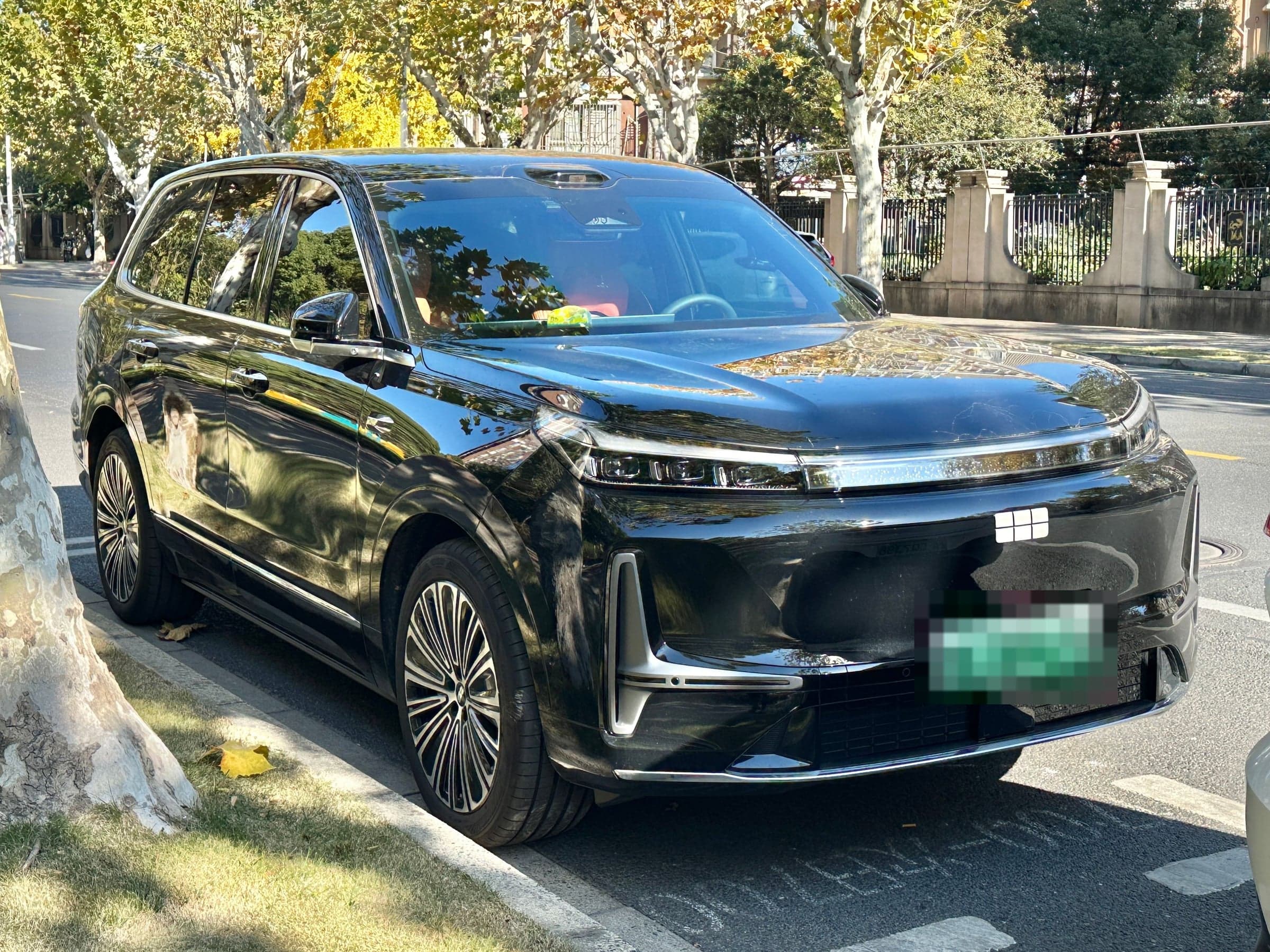 Geely Galaxy M9 — вид спереди-сбоку (фото модели)