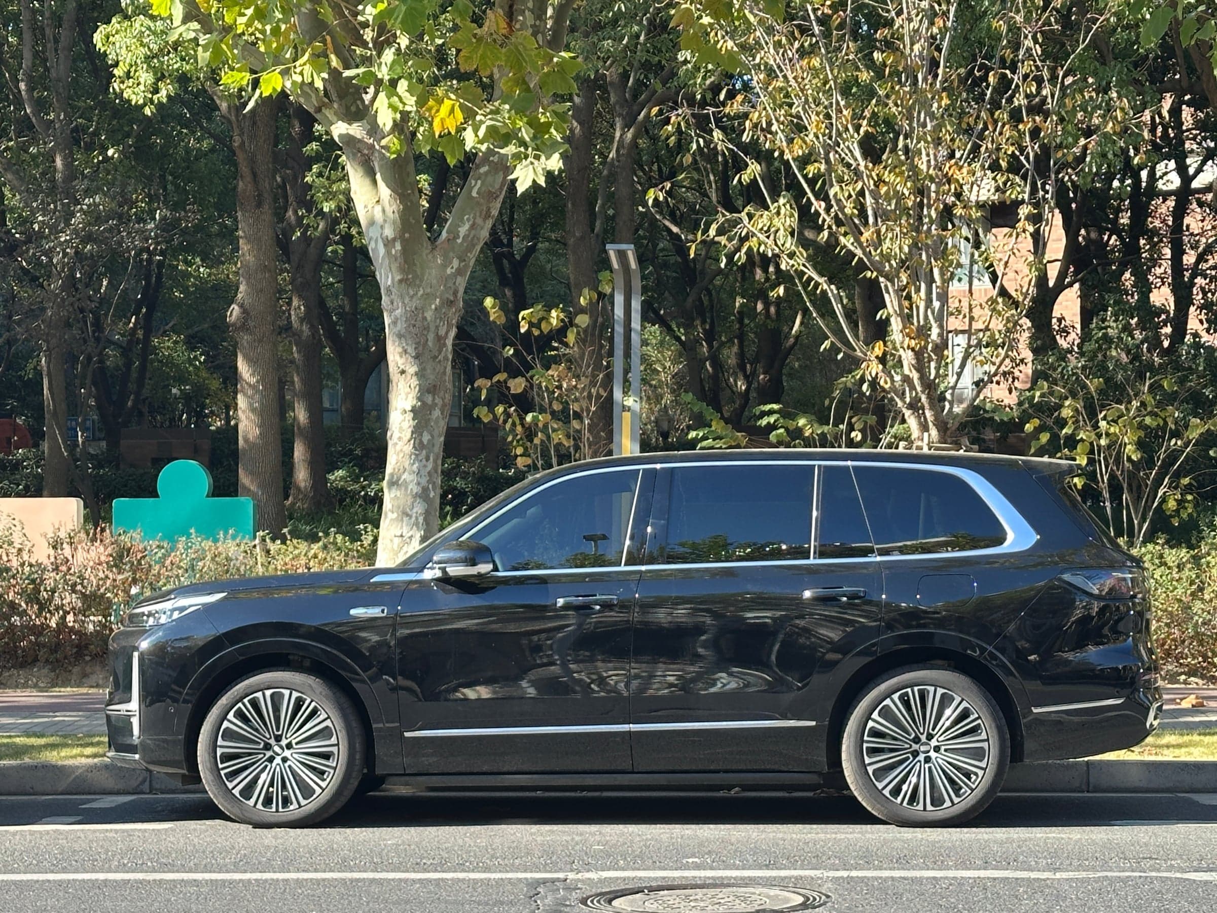 Geely Galaxy M9 — вид сбоку (фото модели)