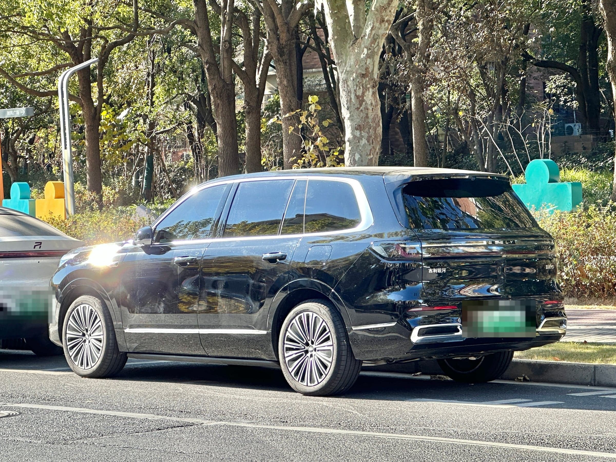 Geely Galaxy M9 — вид сзади-сбоку (фото модели)