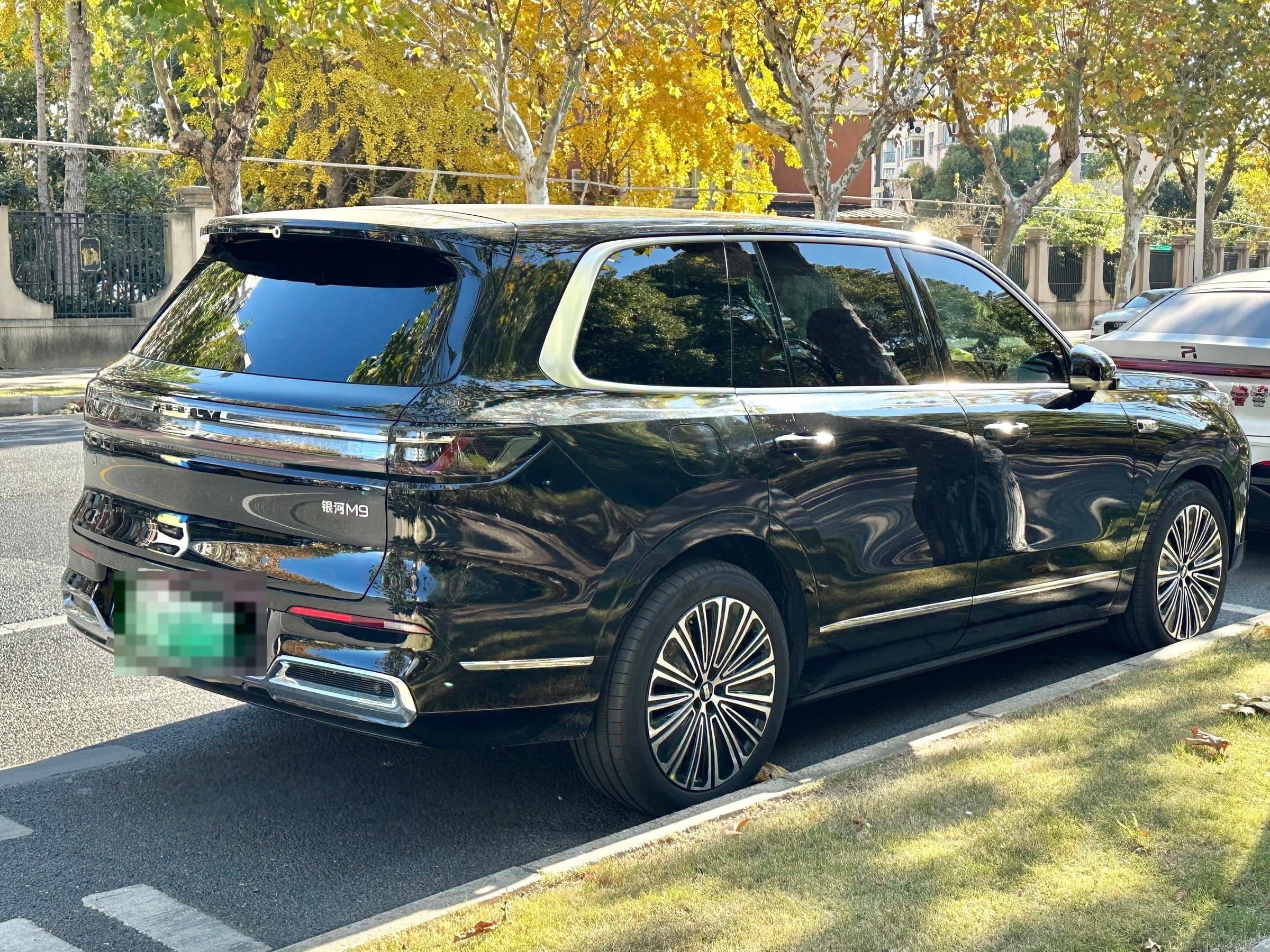 Geely Galaxy M9 — вид сзади-сбоку (фото модели)