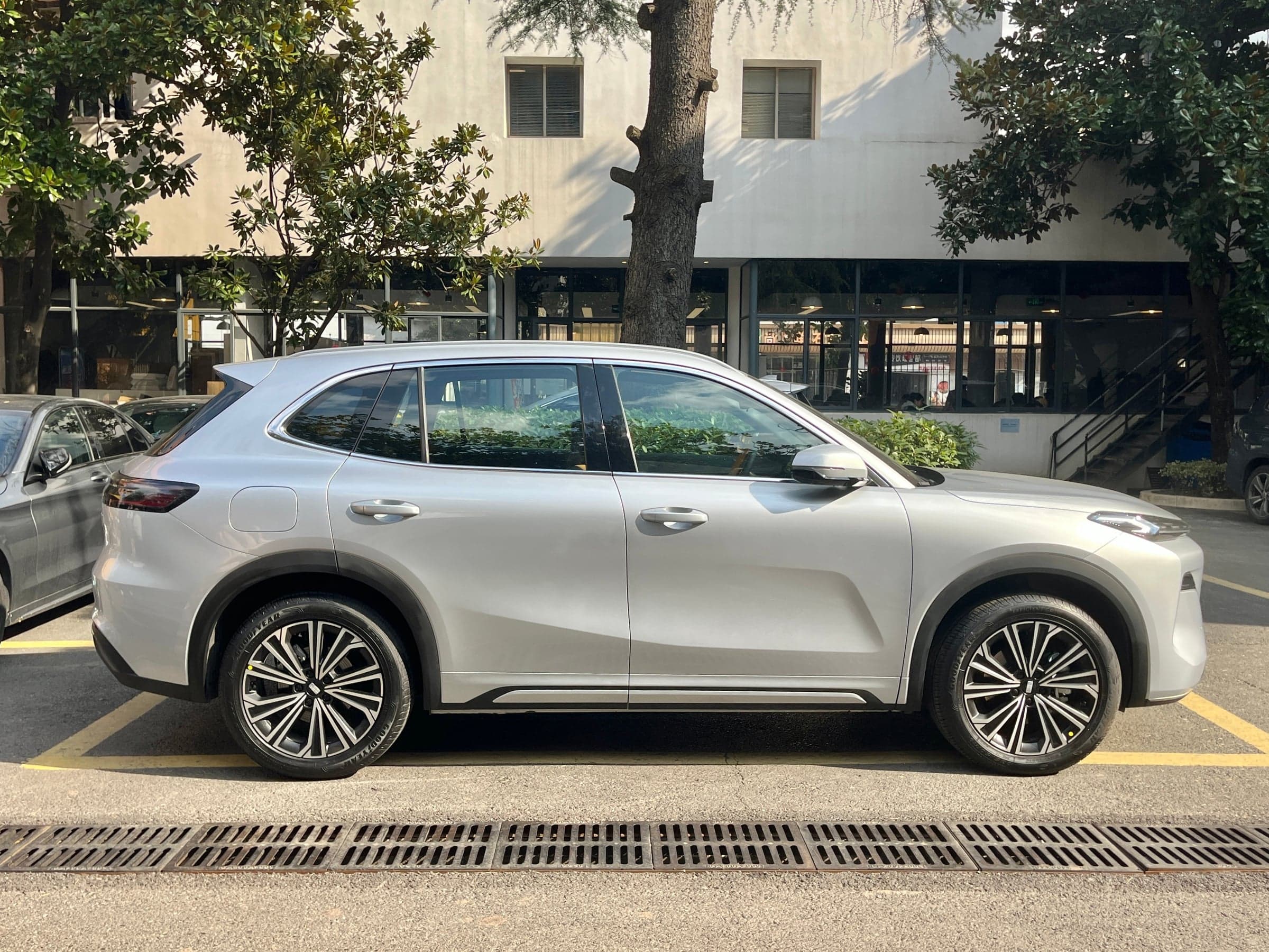 Geely Galaxy Starship 7 — вид сбоку (фото модели)
