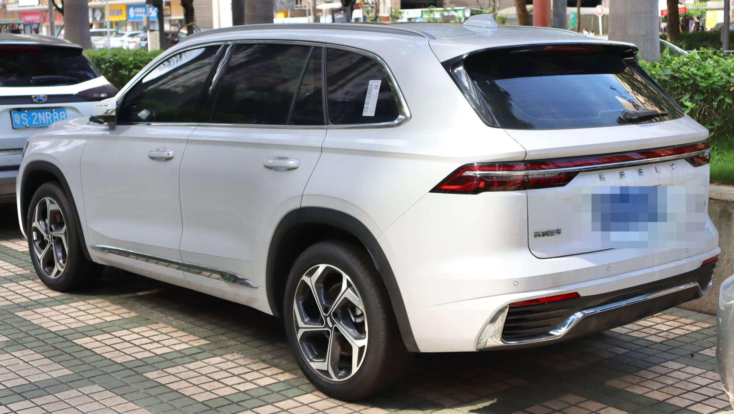Geely Monjaro — вид сзади-сбоку (фото модели)