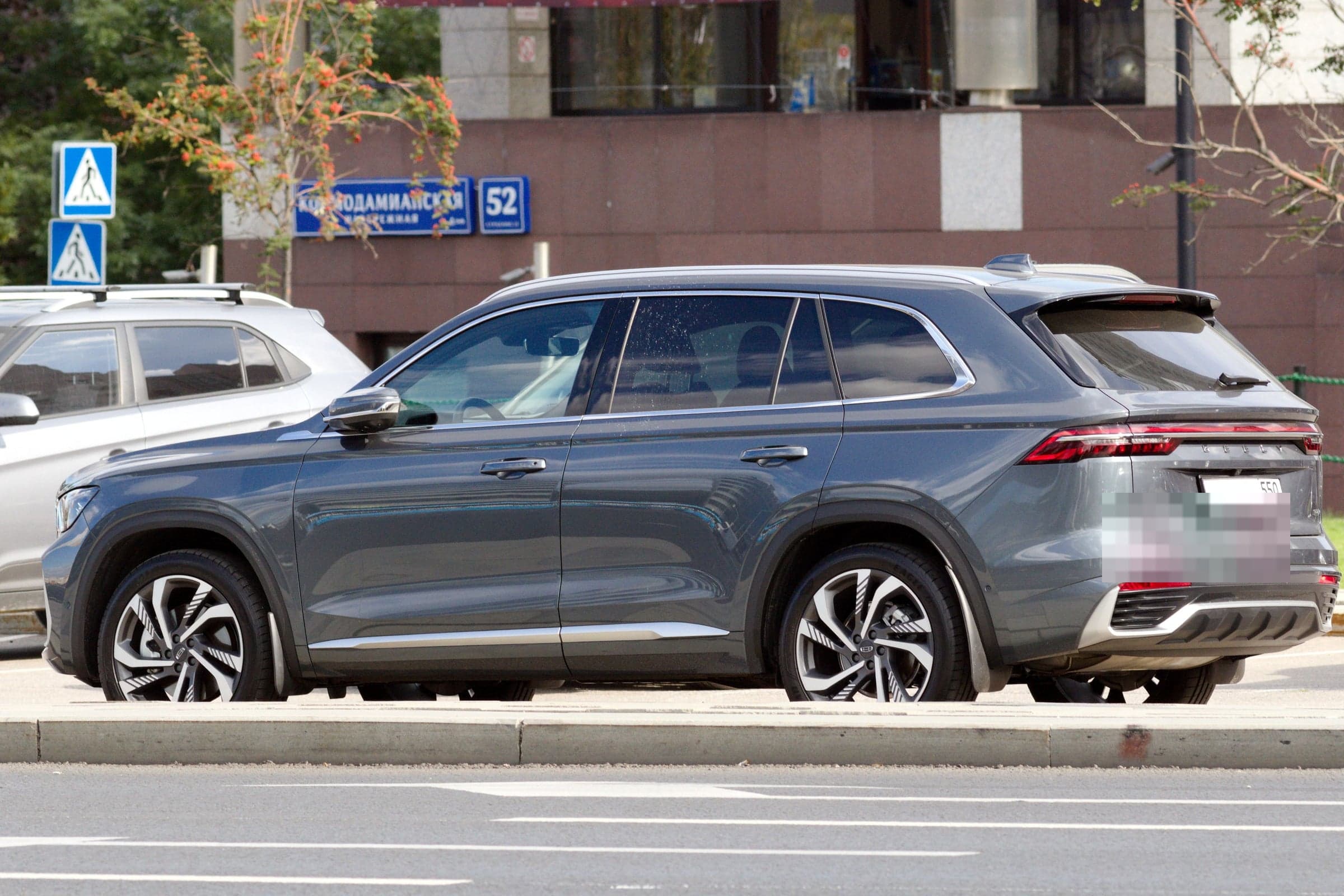 Geely Monjaro — вид сбоку (фото модели)