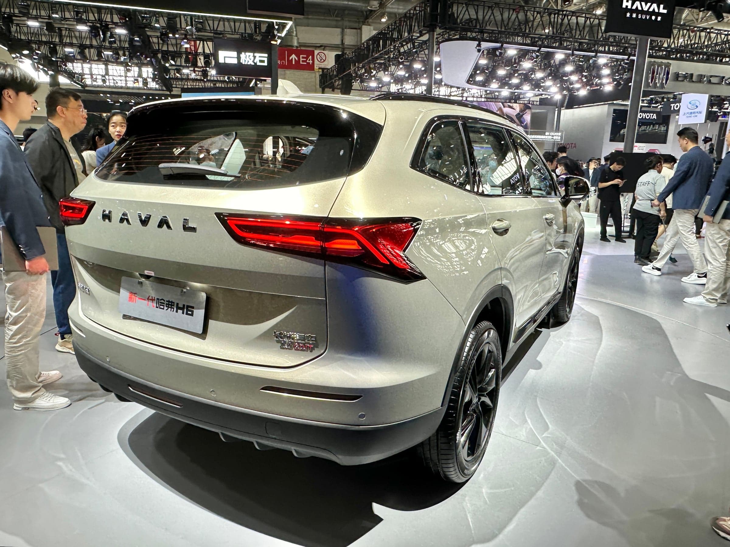Haval H6 — вид сзади-сбоку (фото модели)