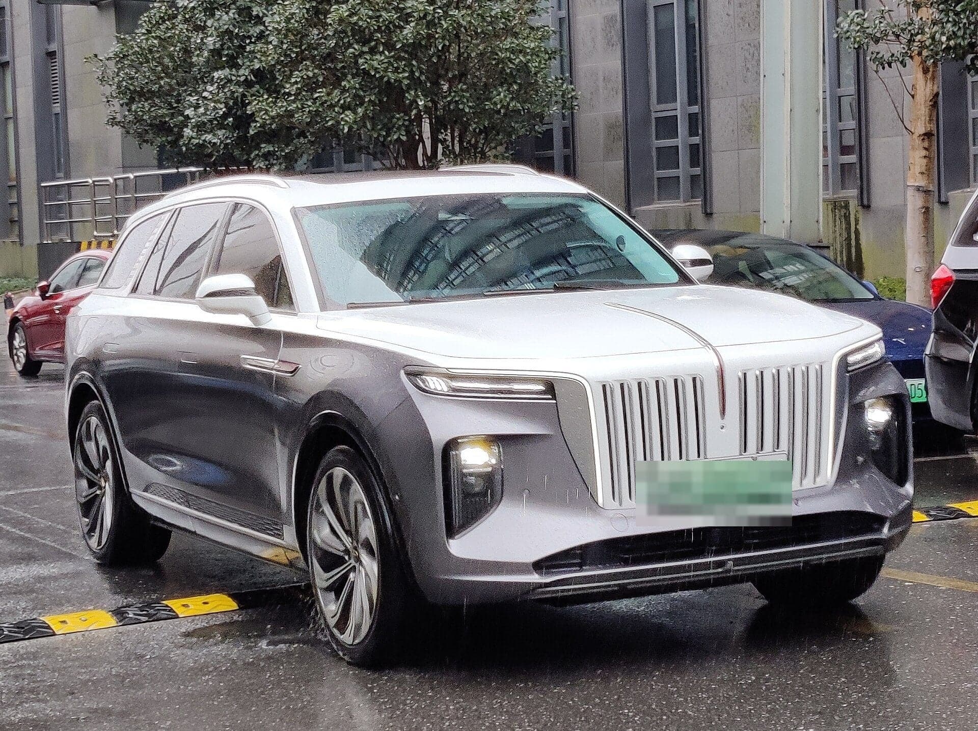 Hongqi E-HS9 — вид спереди-сбоку (фото модели)
