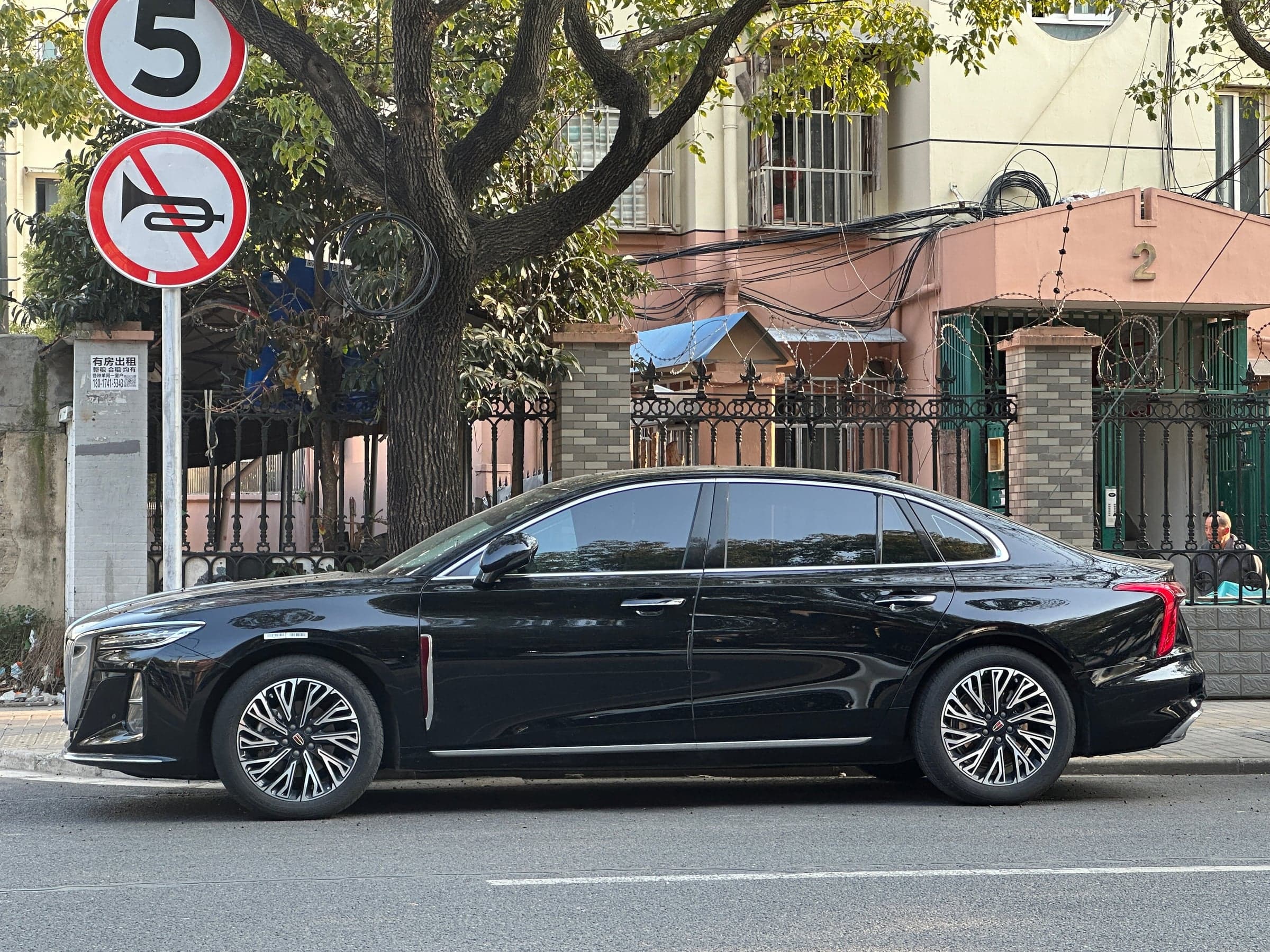 Hongqi H5 — вид сбоку (фото модели)