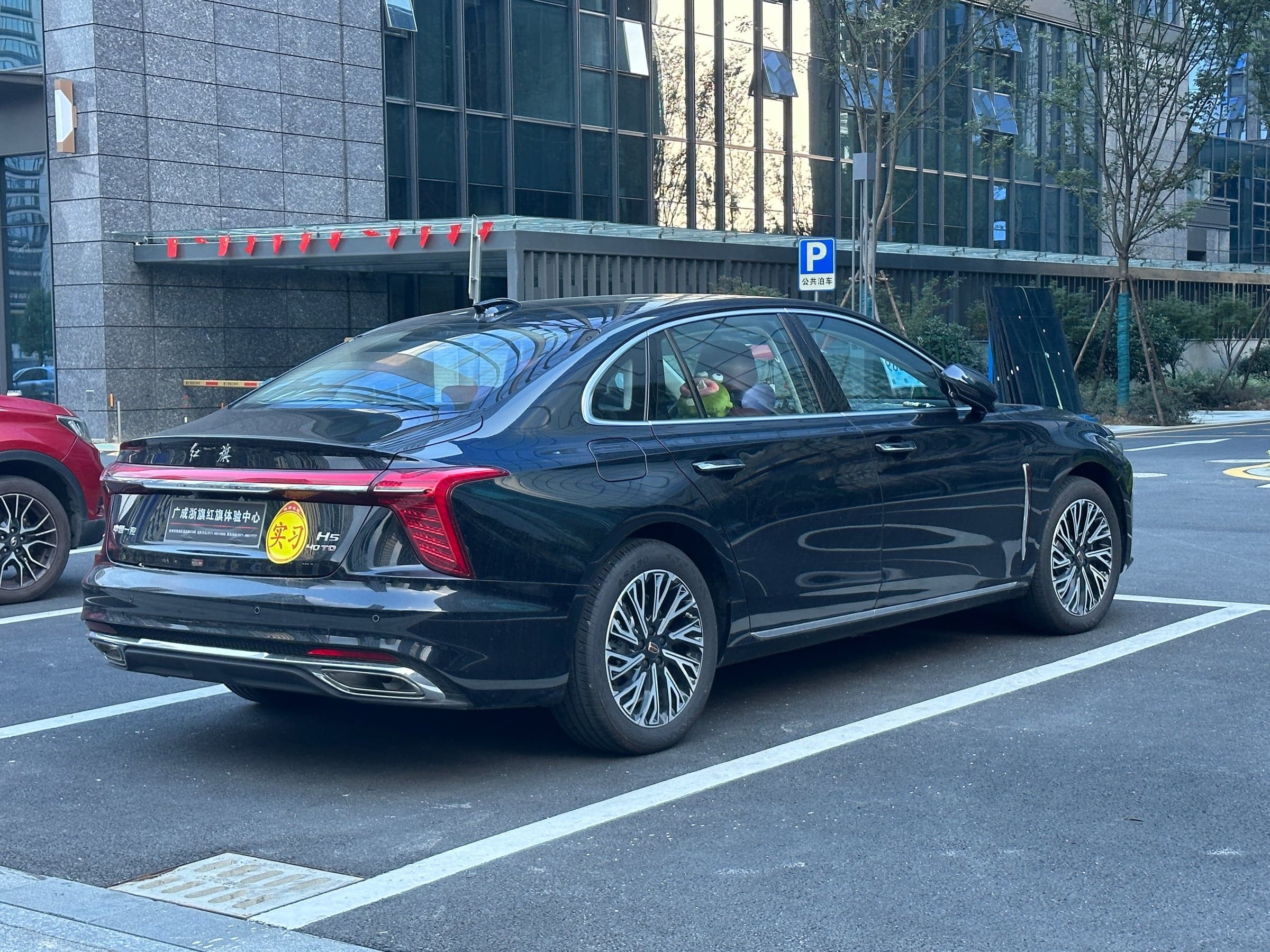 Hongqi H5 — вид сзади-сбоку (фото модели)