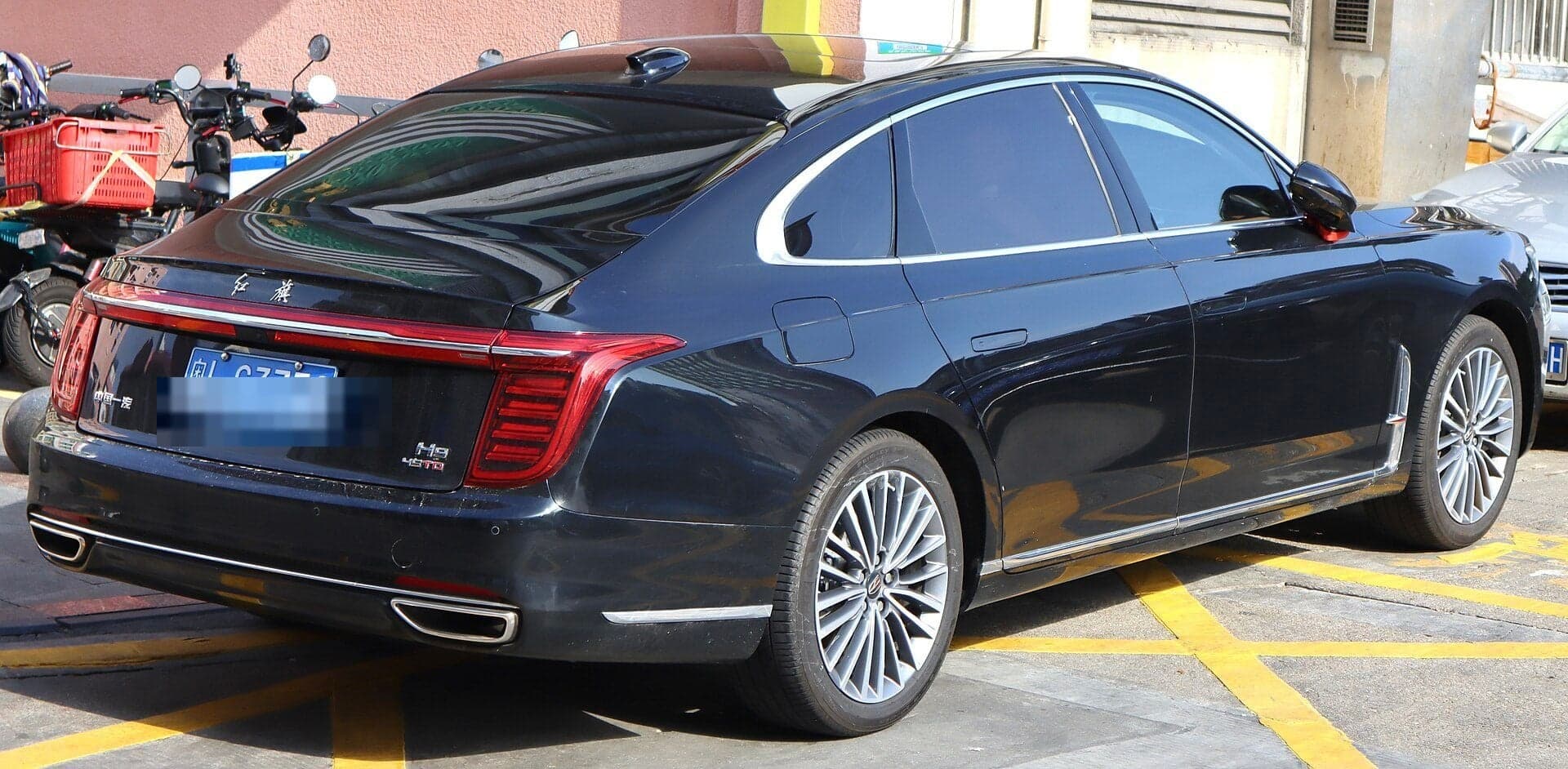 Hongqi H9 — вид сзади-сбоку (фото модели)