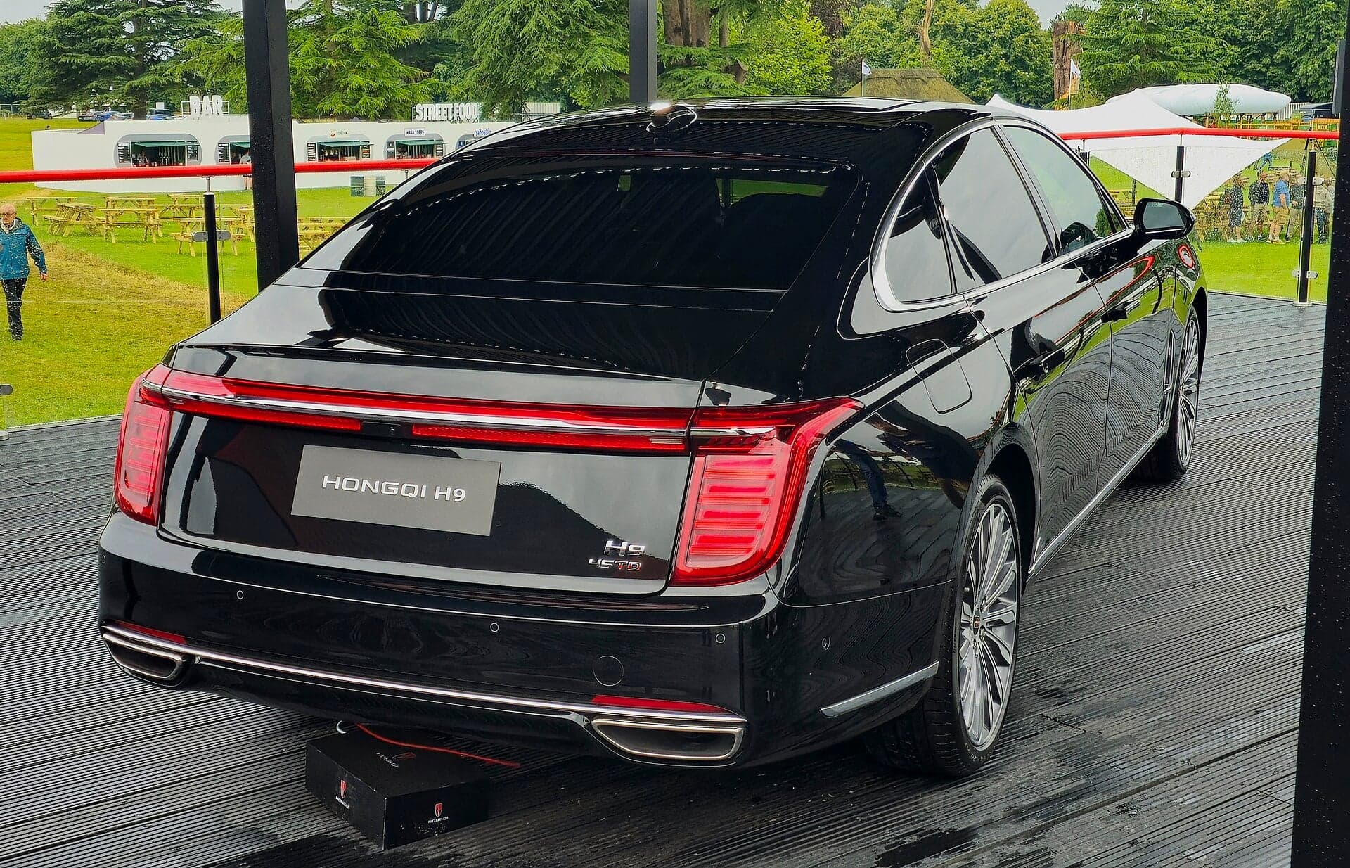 Hongqi H9 — вид сзади (фото модели)