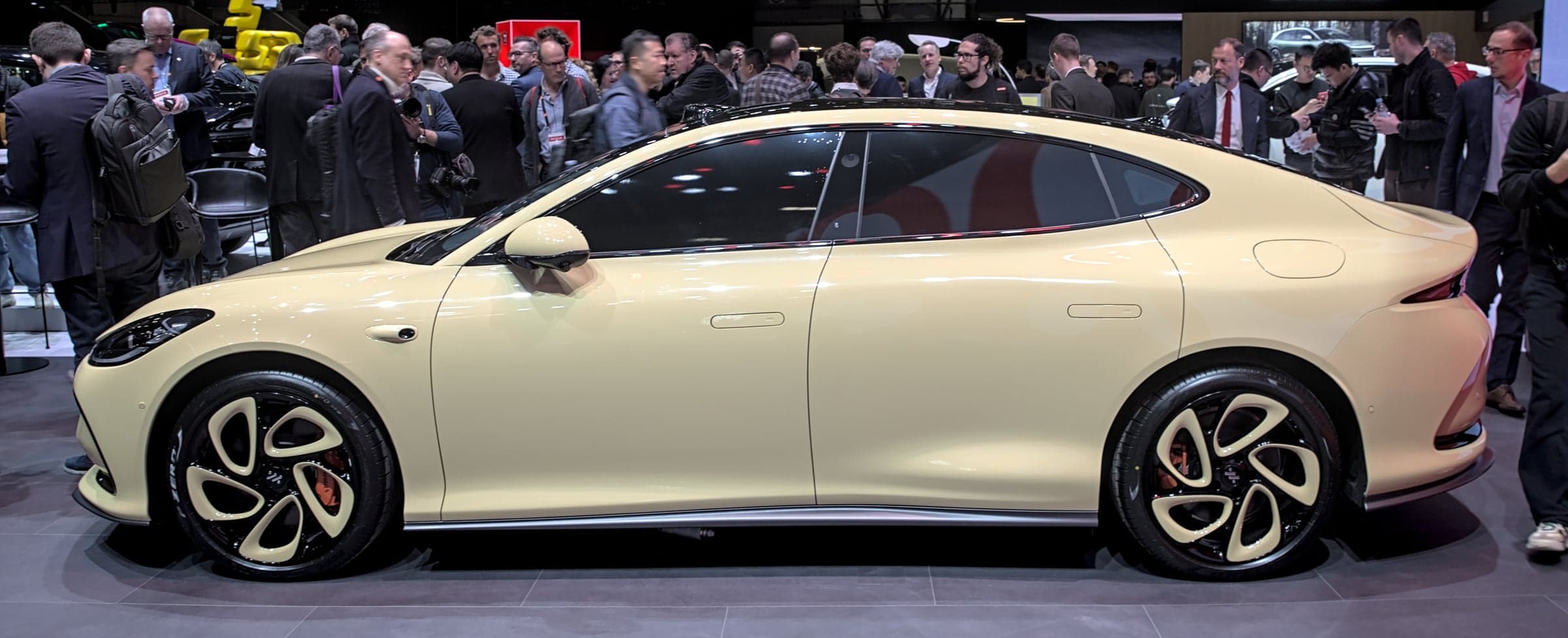 IM Motors L6 — вид сбоку (фото модели)