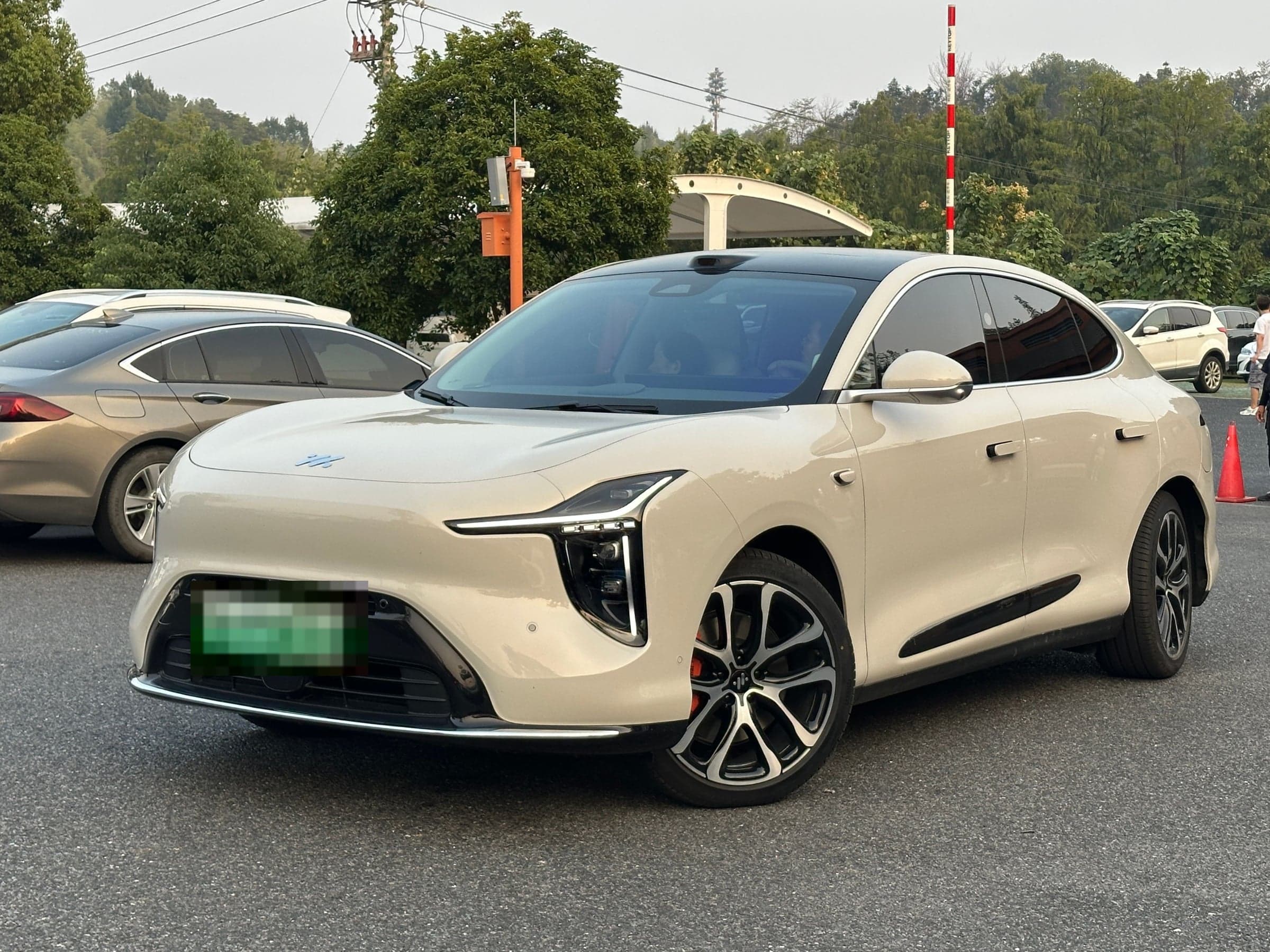 IM Motors LS6 — вид спереди-сбоку (фото модели)