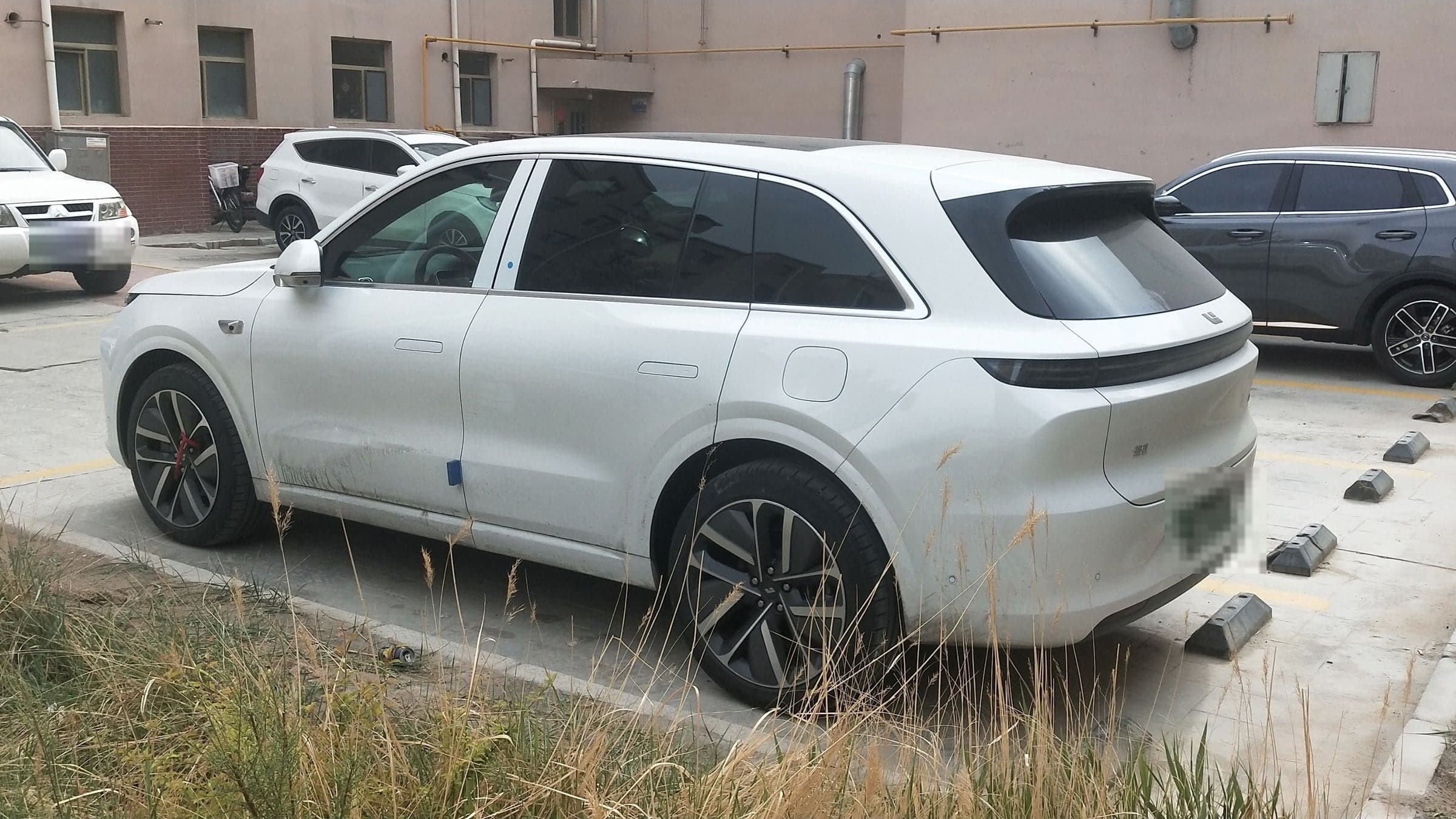 Li Auto L6 — вид сзади-сбоку (фото модели)
