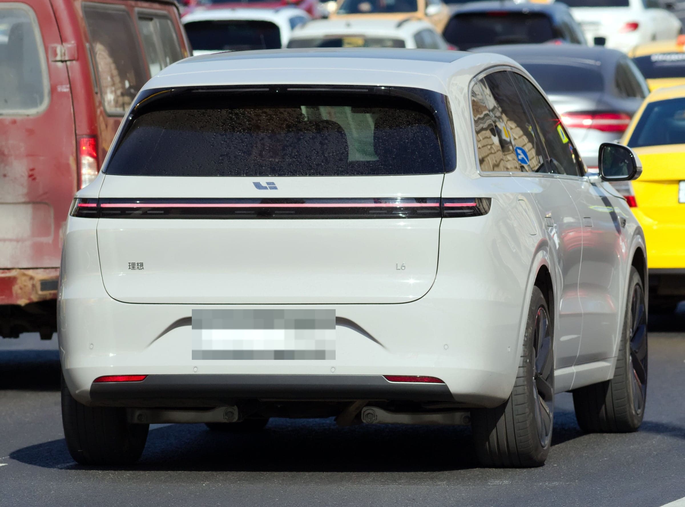 Li Auto L6 — вид сзади (фото модели)