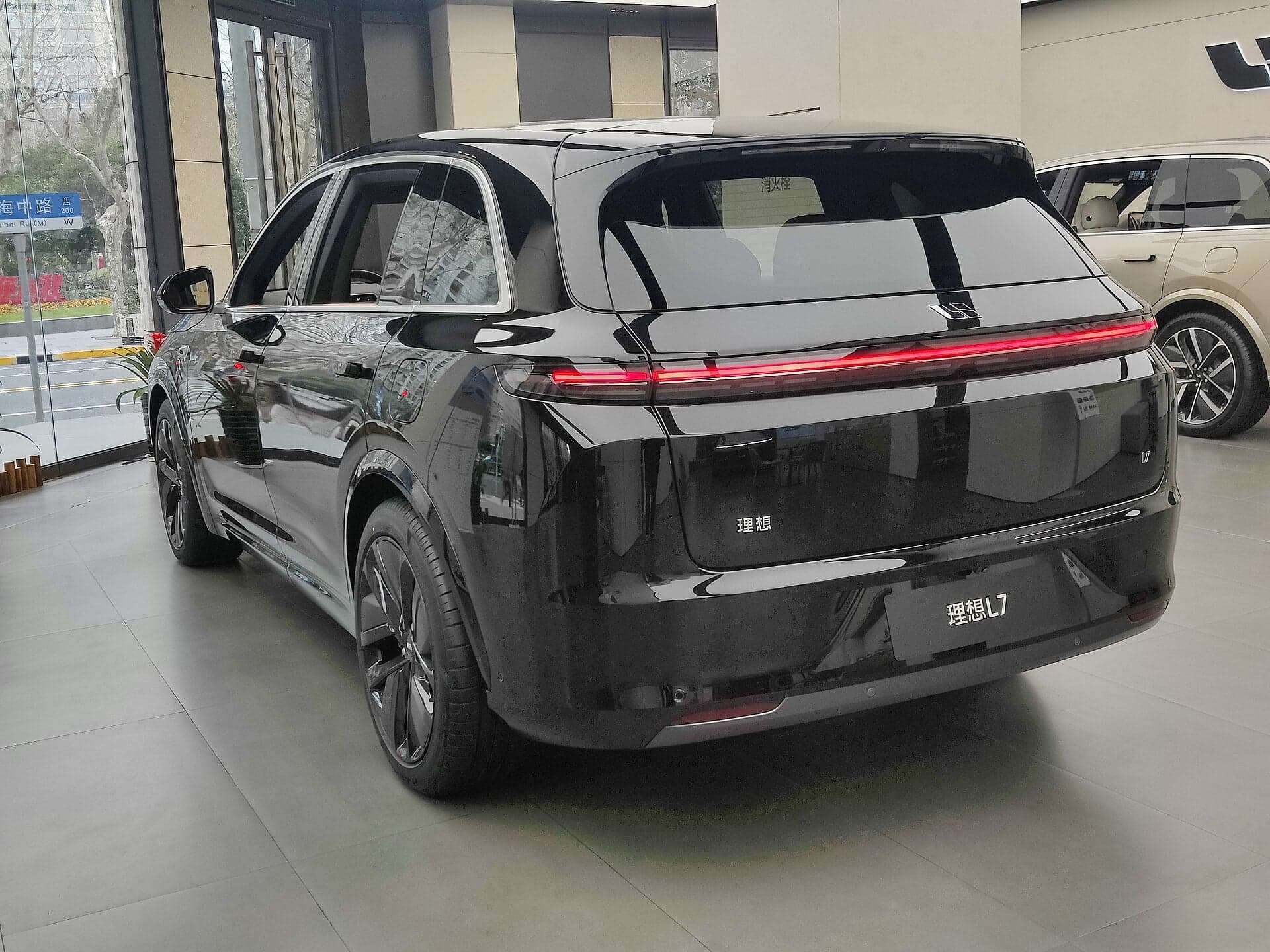 Li Auto L7 — вид сзади (фото модели)