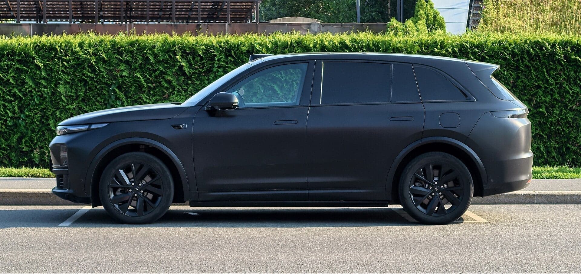 Li Auto L9 — вид сбоку (фото модели)