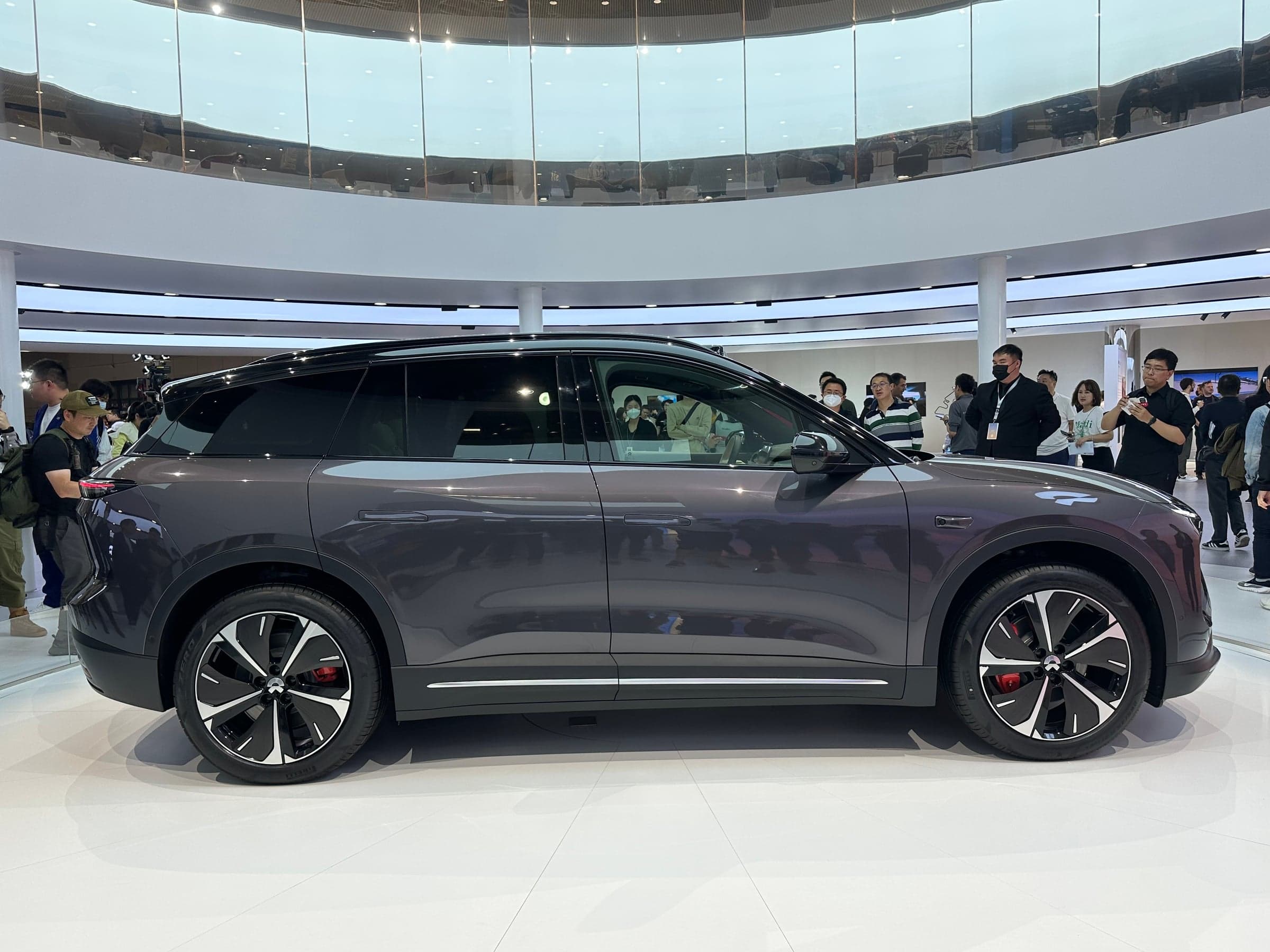 NIO ES6 — вид сбоку (фото модели)