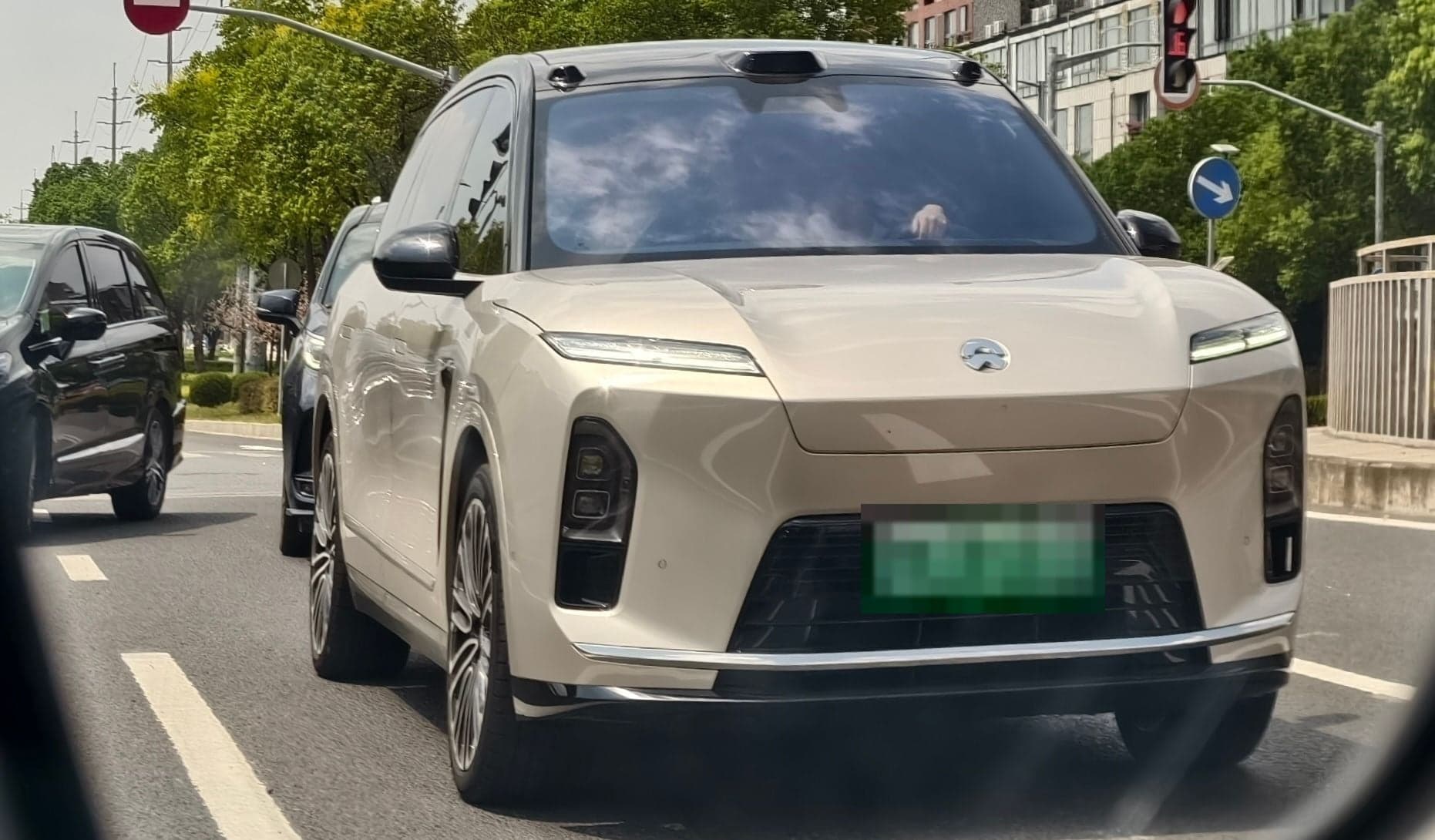 NIO ES8 — вид спереди (фото модели)