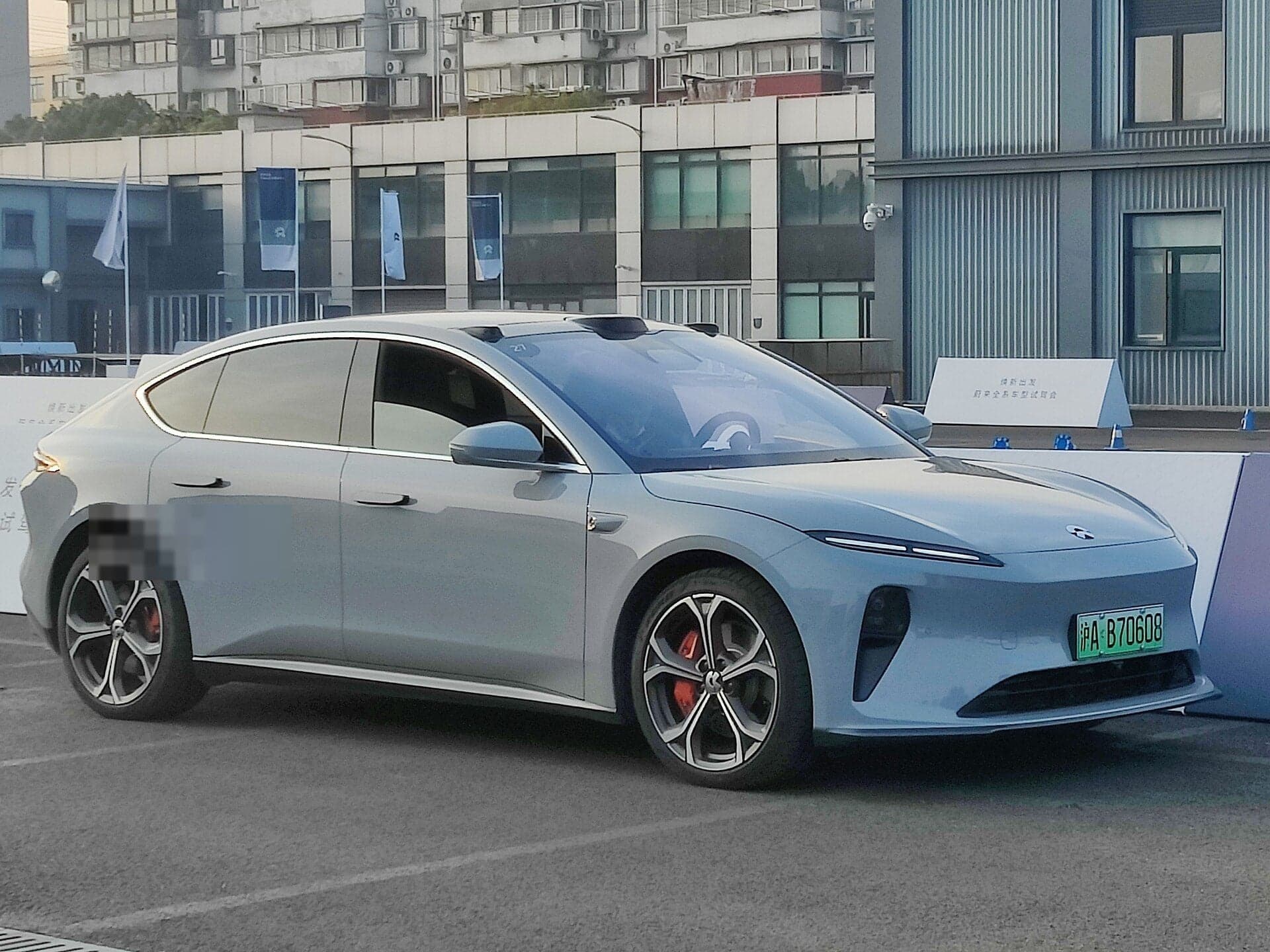 NIO ET5 — вид сбоку (фото модели)