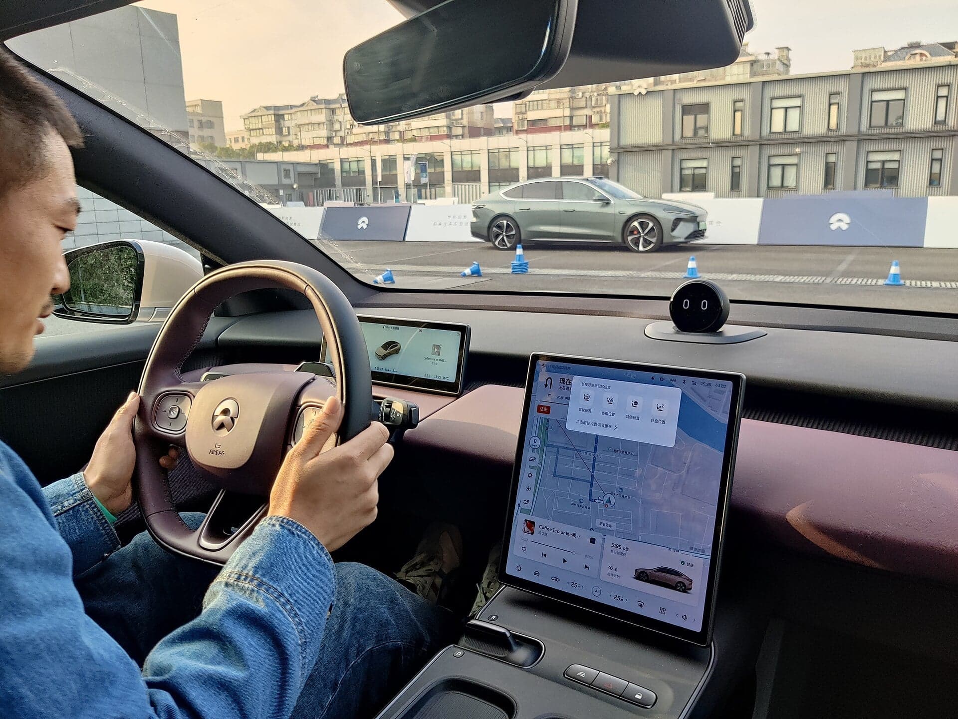 NIO ET5 — руль и приборы (фото модели)