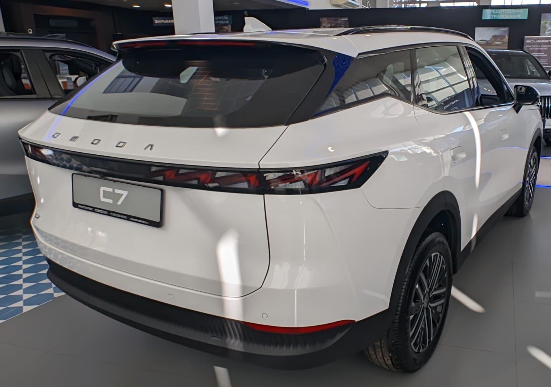 Omoda C7 — вид сзади (фото модели)