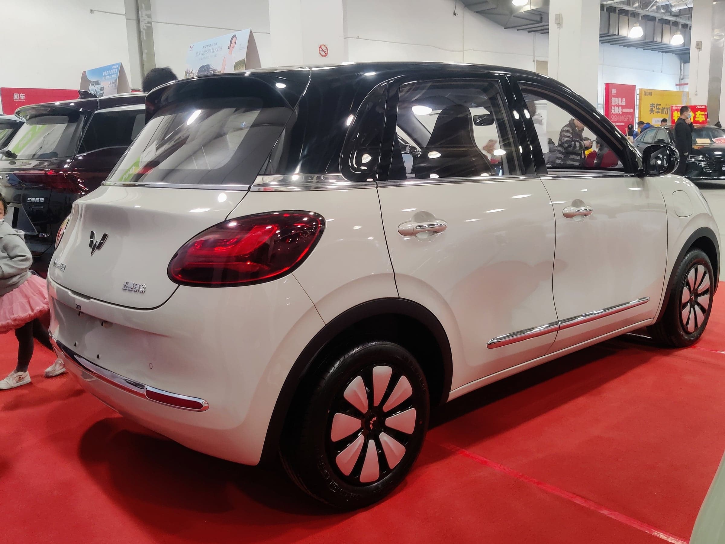 Wuling Bingo — вид сзади-сбоку (фото модели)