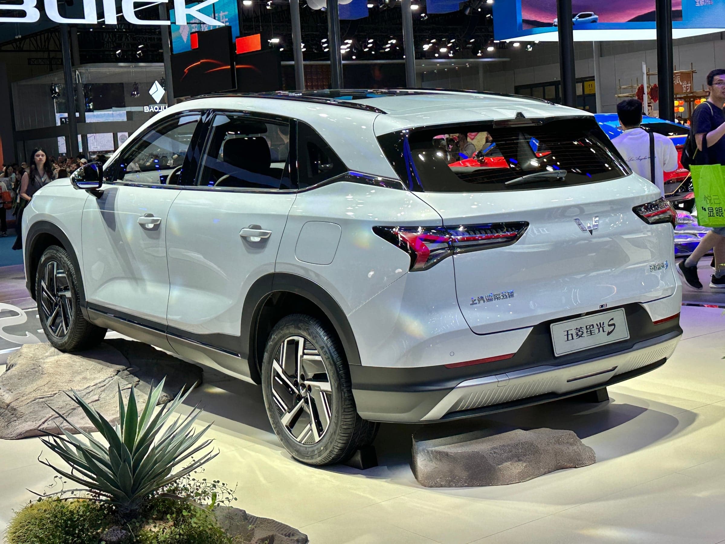 Wuling Starlight S — вид сзади-сбоку (фото модели)