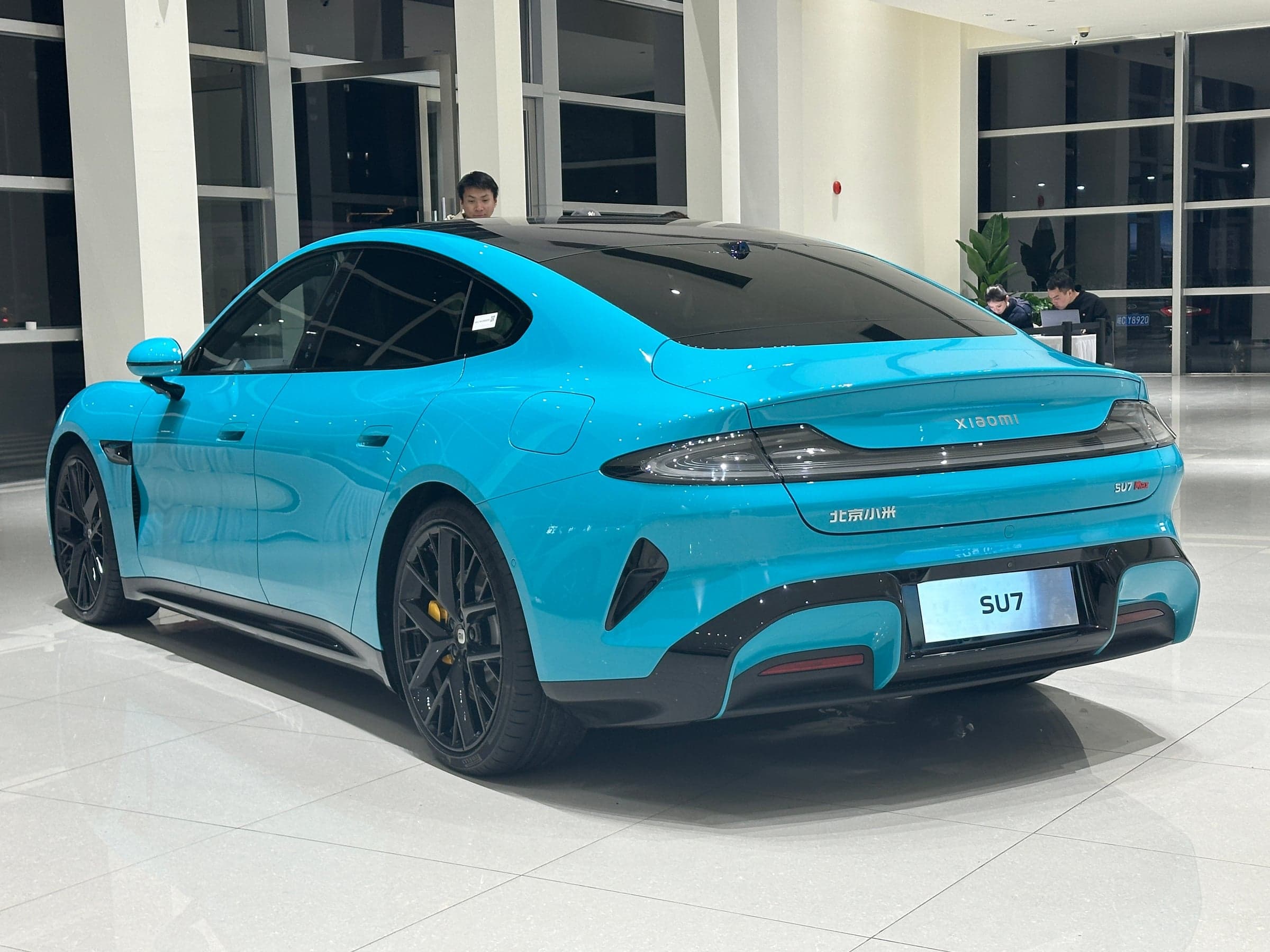 Xiaomi SU7 — вид сзади-сбоку (фото модели)