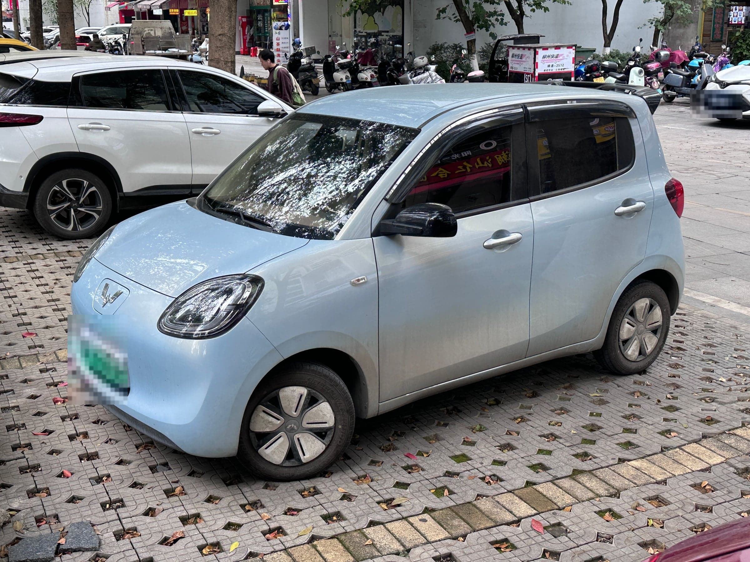 Wuling Hongguang Mini EV — вид спереди-сбоку (фото модели)